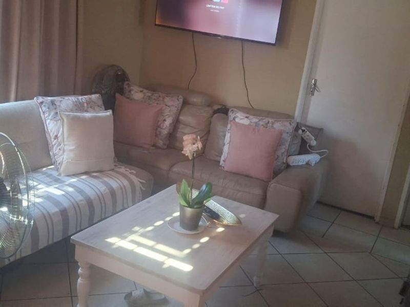 Townhouse For Sale in Sunset Glen - Photo 6