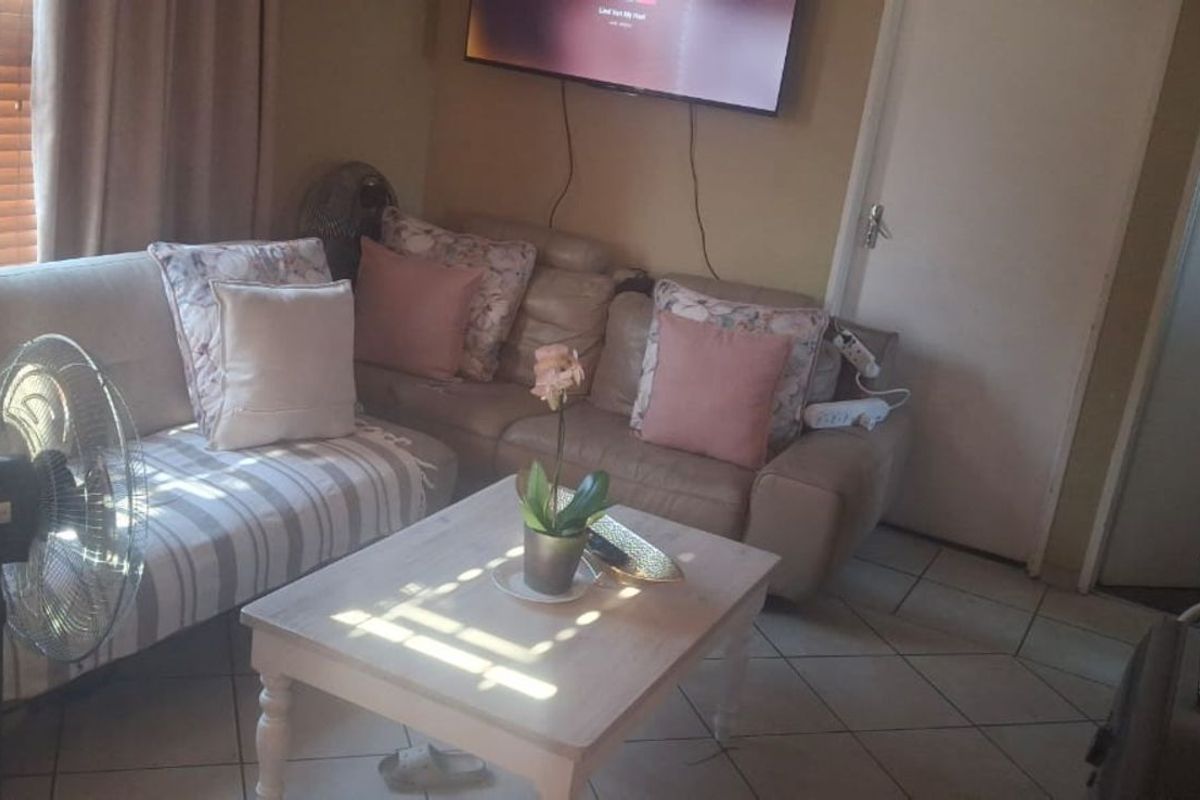 Townhouse For Sale in Sunset Glen - Photo 5