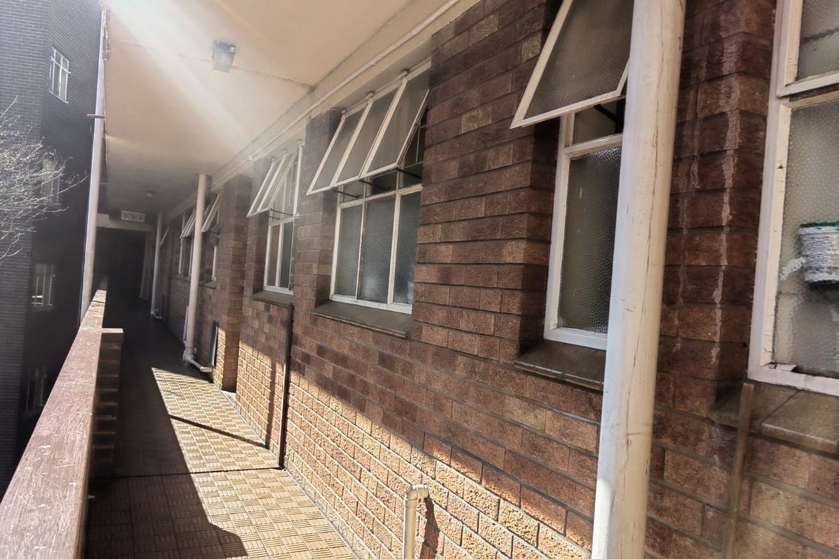 Apartment For Sale in Muckleneuk - Photo 2