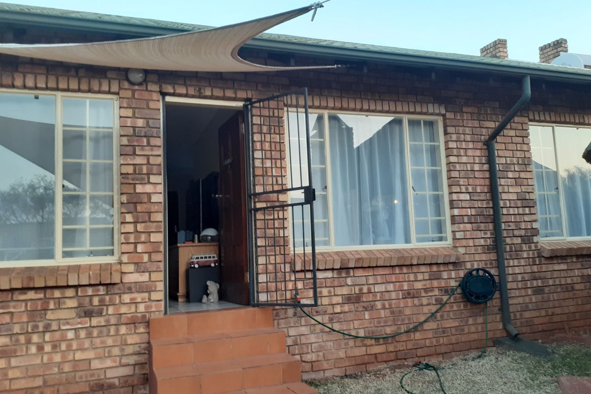 Townhouse For Sale in Rooihuiskraal North - Photo 3