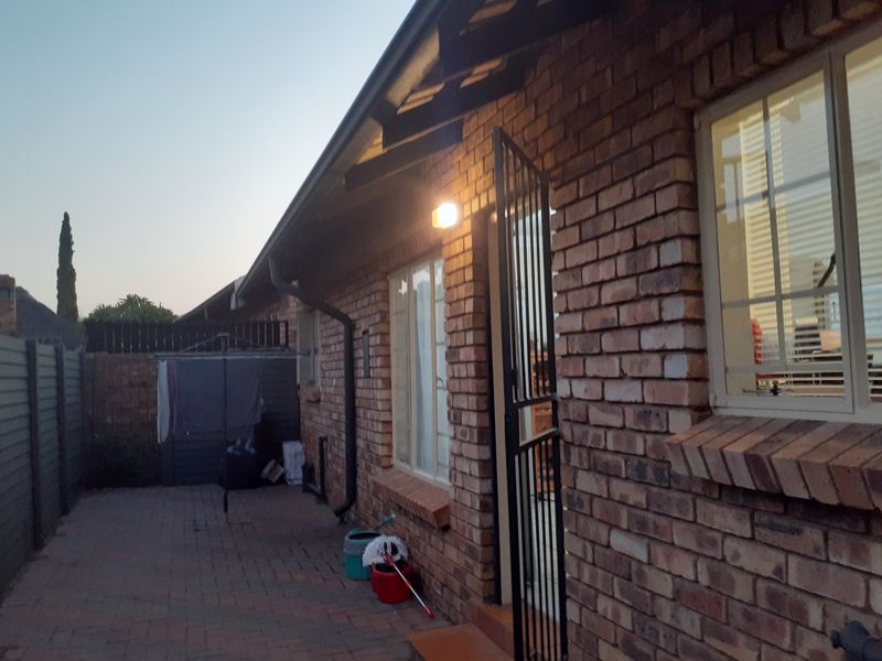 Townhouse For Sale in Rooihuiskraal North - Photo 5