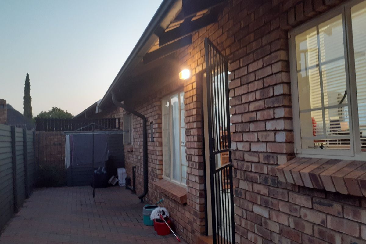 Townhouse For Sale in Rooihuiskraal North - Photo 5