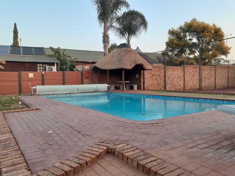 Townhouse For Sale in Rooihuiskraal North - Photo 7