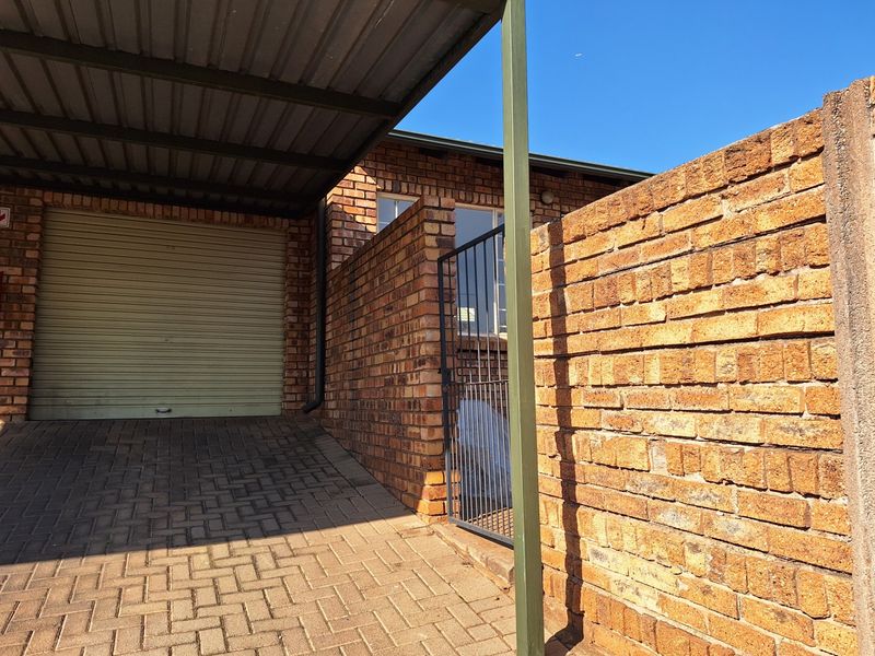 Townhouse For Sale in Rooihuiskraal North - Photo 4