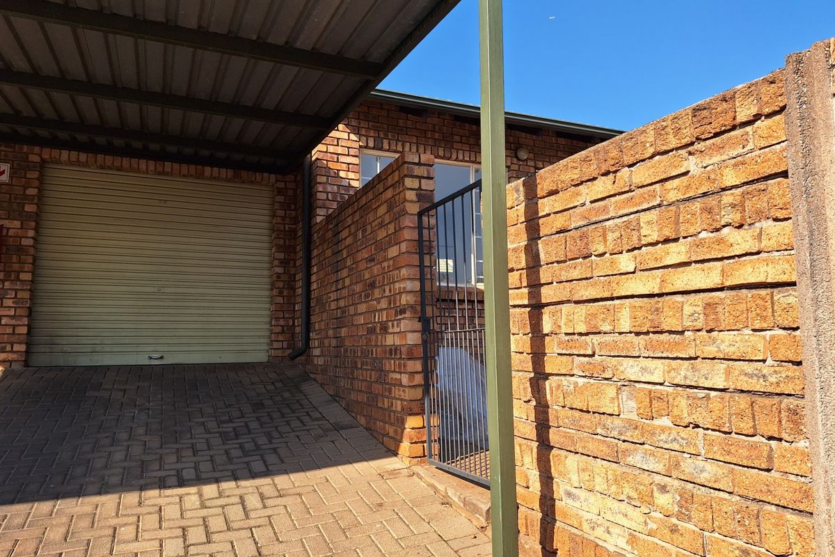 Townhouse For Sale in Rooihuiskraal North - Photo 4