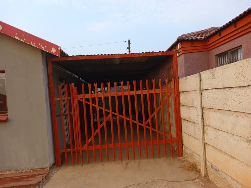 House For Sale in Mabopane Central - Photo 2