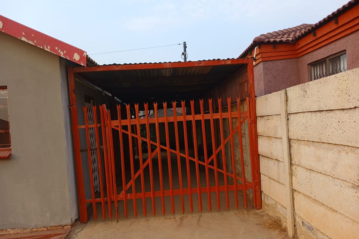 House For Sale in Mabopane Central - Photo 2