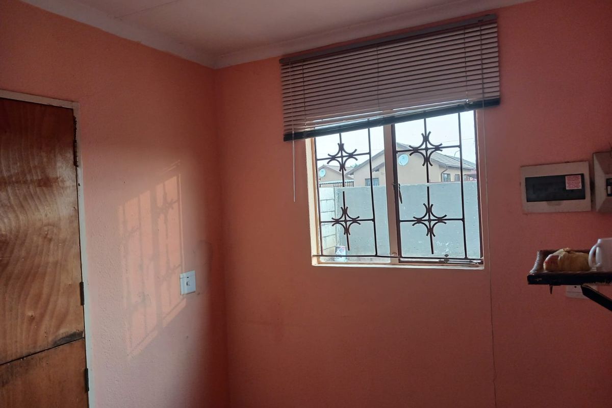 House For Sale in Mabopane Central - Photo 4