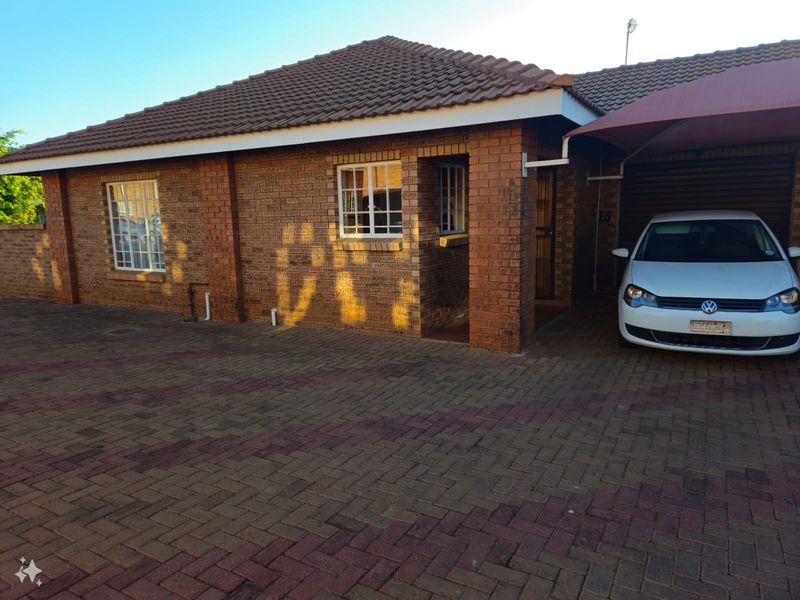 Townhouse For Sale in Bendor Ridge - Photo 6