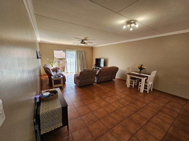 Townhouse For Sale in Bendor Ridge - Photo 5