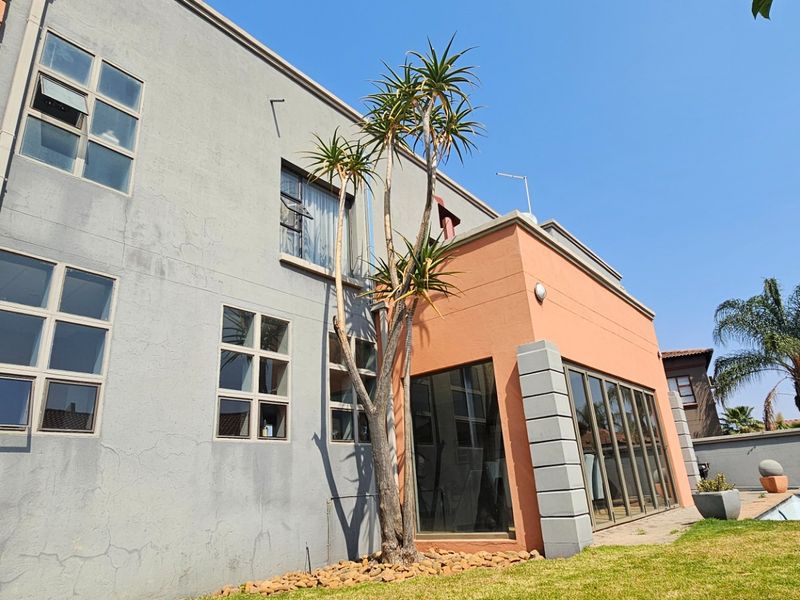 House For Sale in Roylglen Gardens - Photo 1