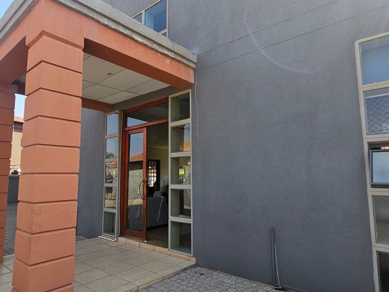 House For Sale in Roylglen Gardens - Photo 3