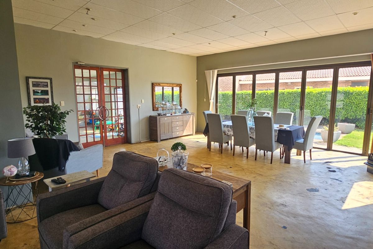 House For Sale in Roylglen Gardens - Photo 5