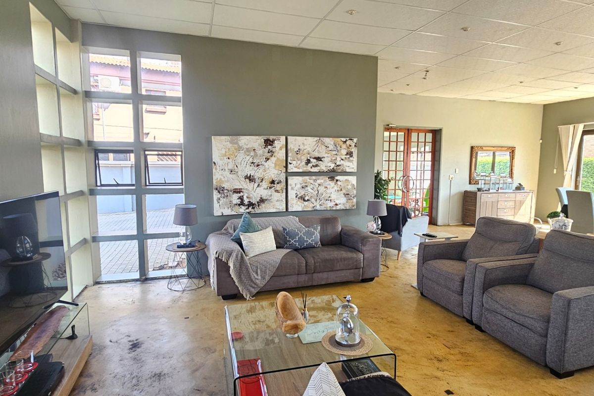 House For Sale in Roylglen Gardens - Photo 4