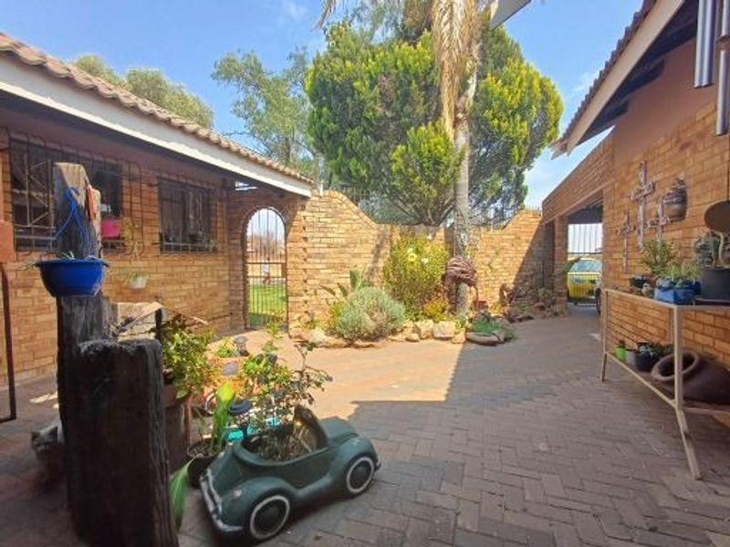 House For Sale in Lourenspark - Photo 5