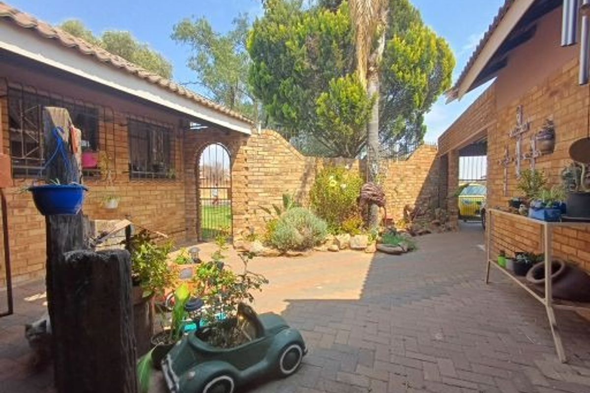 House For Sale in Lourenspark - Photo 5