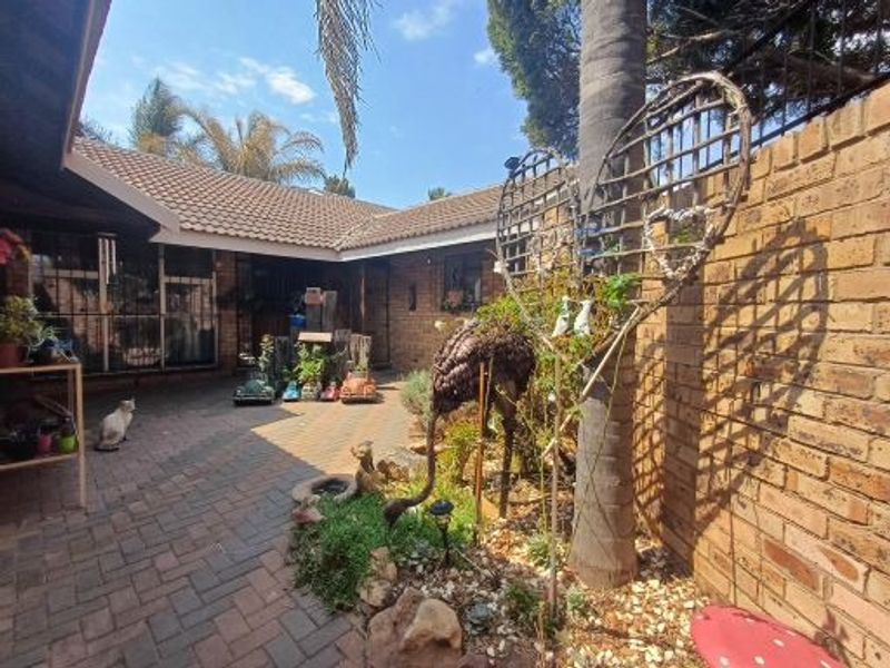 House For Sale in Lourenspark - Photo 3