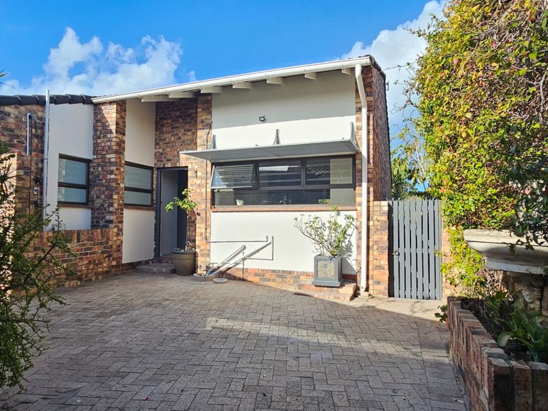 Townhouse To Rent in South End - Photo 6