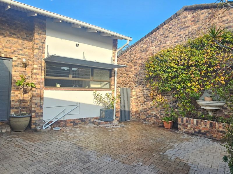 Townhouse To Rent in South End - Photo 8