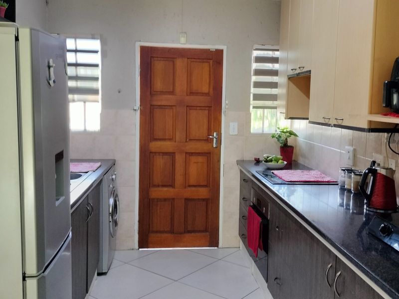 Townhouse For Sale in Wilgeheuwel - Photo 5