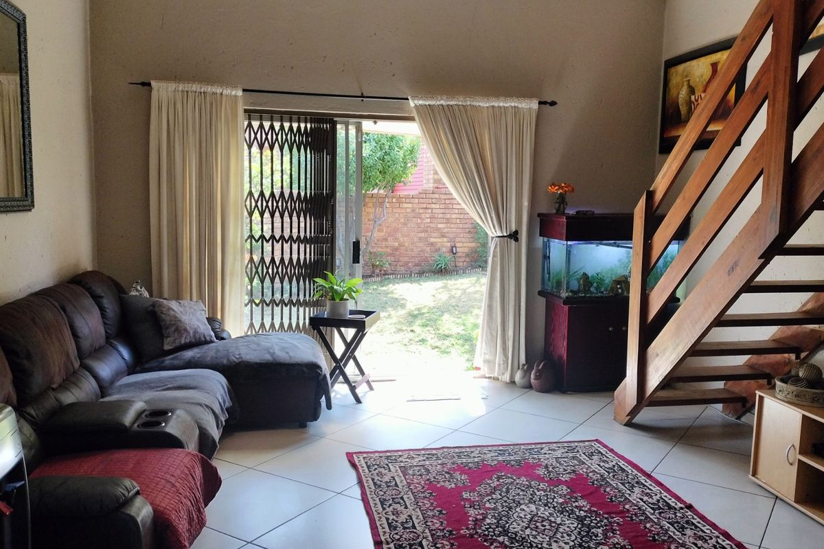 Townhouse For Sale in Wilgeheuwel - Photo 3