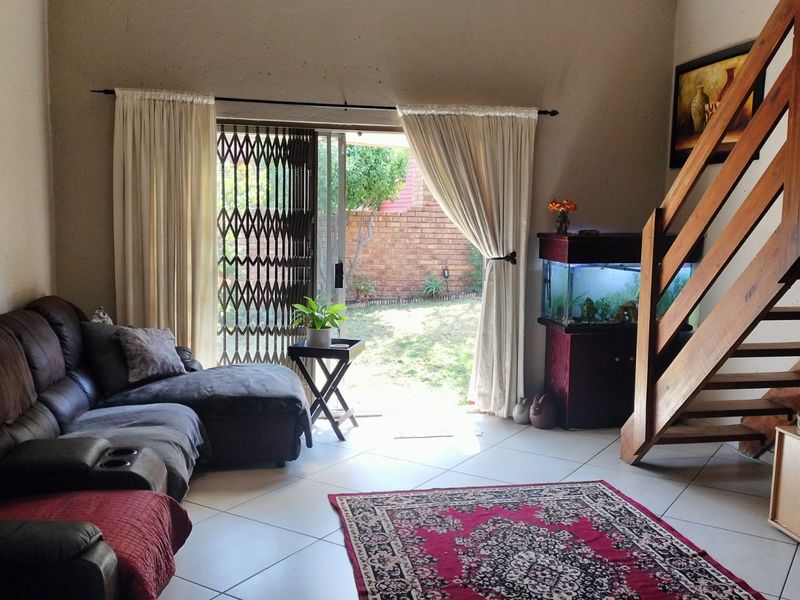 Townhouse For Sale in Wilgeheuwel - Photo 3