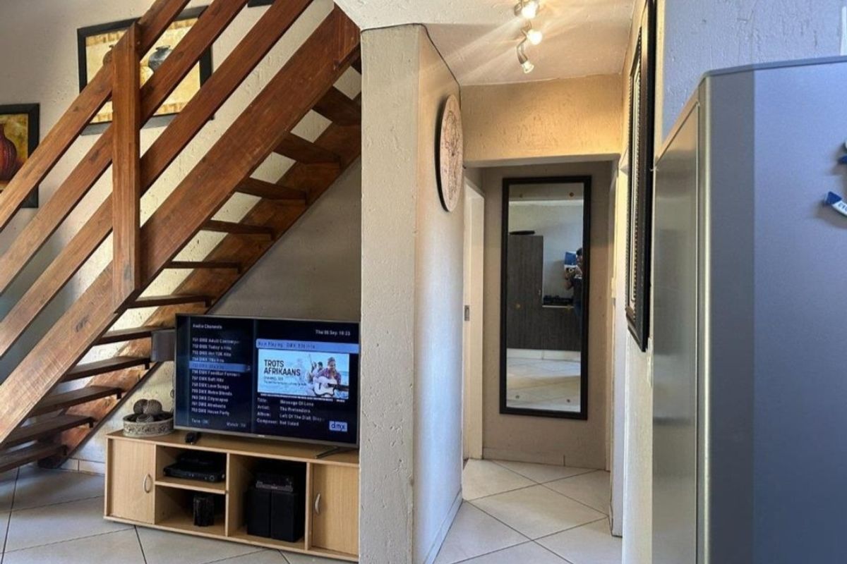 Townhouse For Sale in Wilgeheuwel - Photo 2