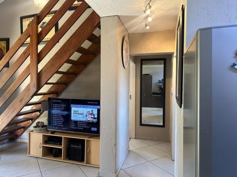 Townhouse For Sale in Wilgeheuwel - Photo 2