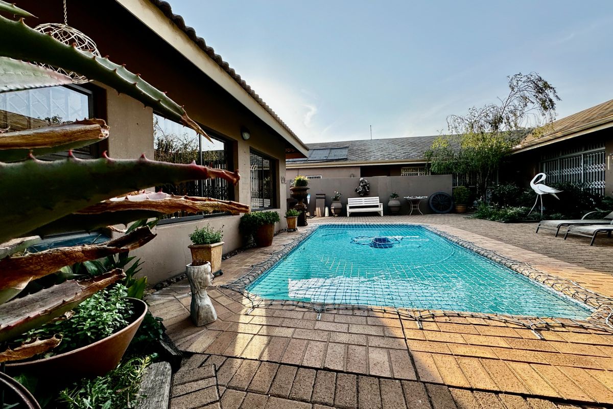 House For Sale in Kinross - Photo 2