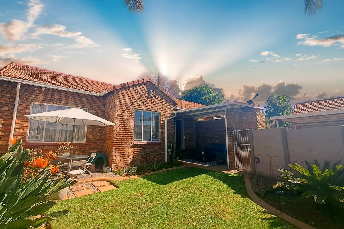 Townhouse For Sale in Rooihuiskraal - Photo 2