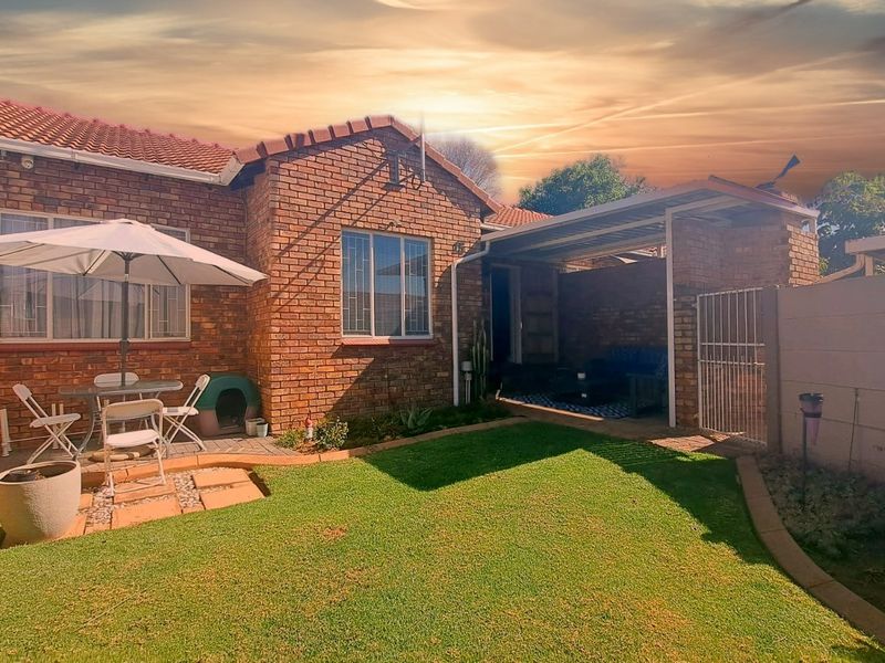 Townhouse For Sale in Rooihuiskraal - Photo 4