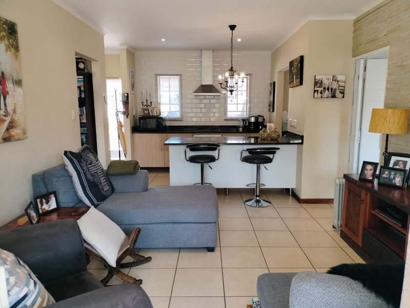 Townhouse For Sale in Equestria - Photo 3