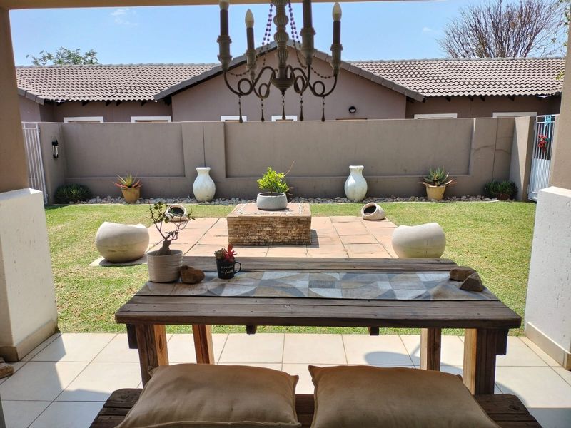 Townhouse For Sale in Equestria - Photo 4