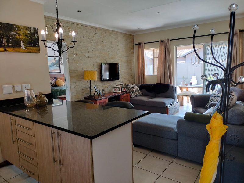 Townhouse For Sale in Equestria - Photo 2