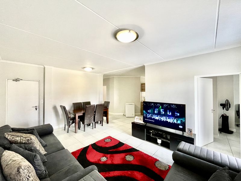 Apartment For Sale in Waterfall - Photo 2