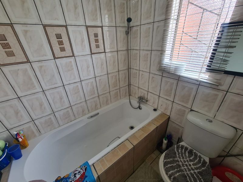 House For Sale in Roodepan - Photo 6