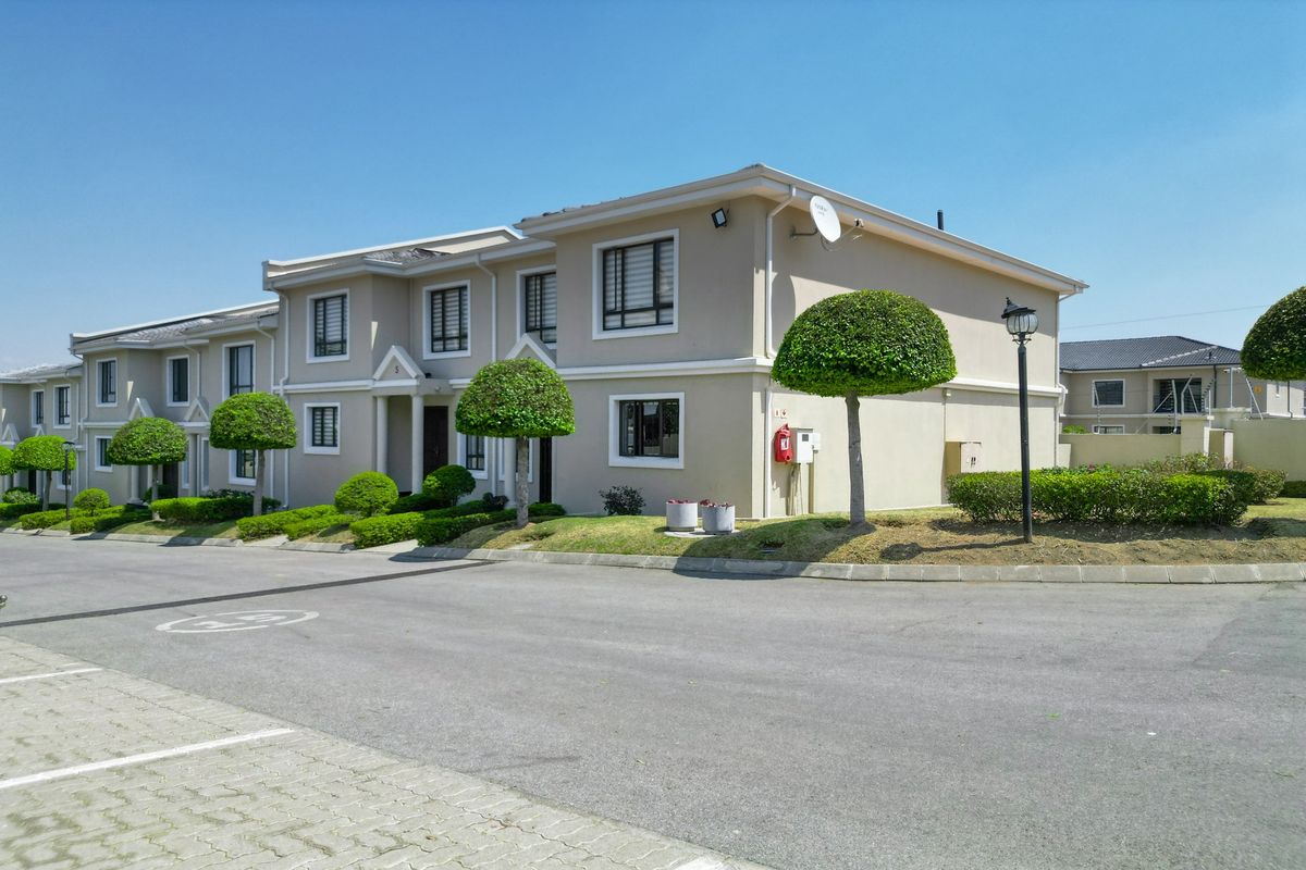 Townhouse For Sale in Carlswald - Photo 2