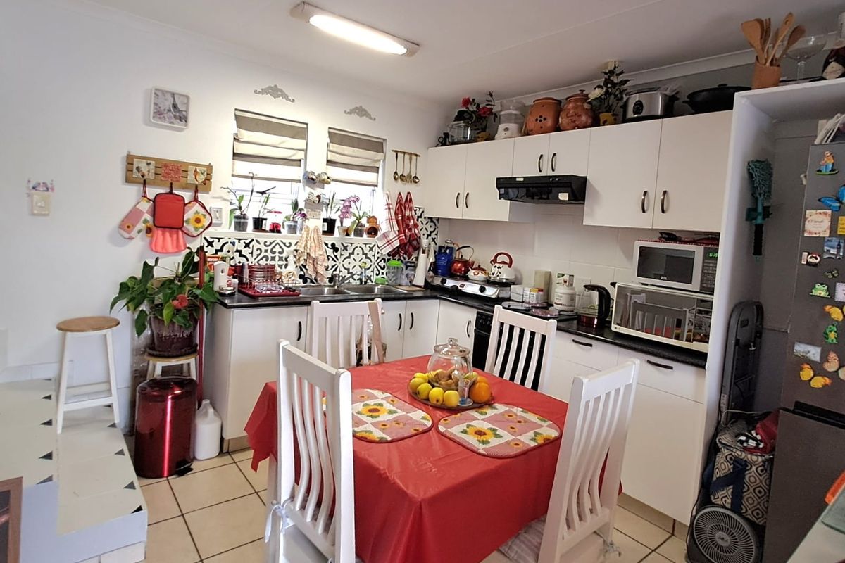 Townhouse For Sale in George South - Photo 3