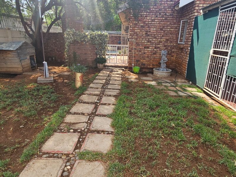 Townhouse For Sale in Diamant Park - Photo 3