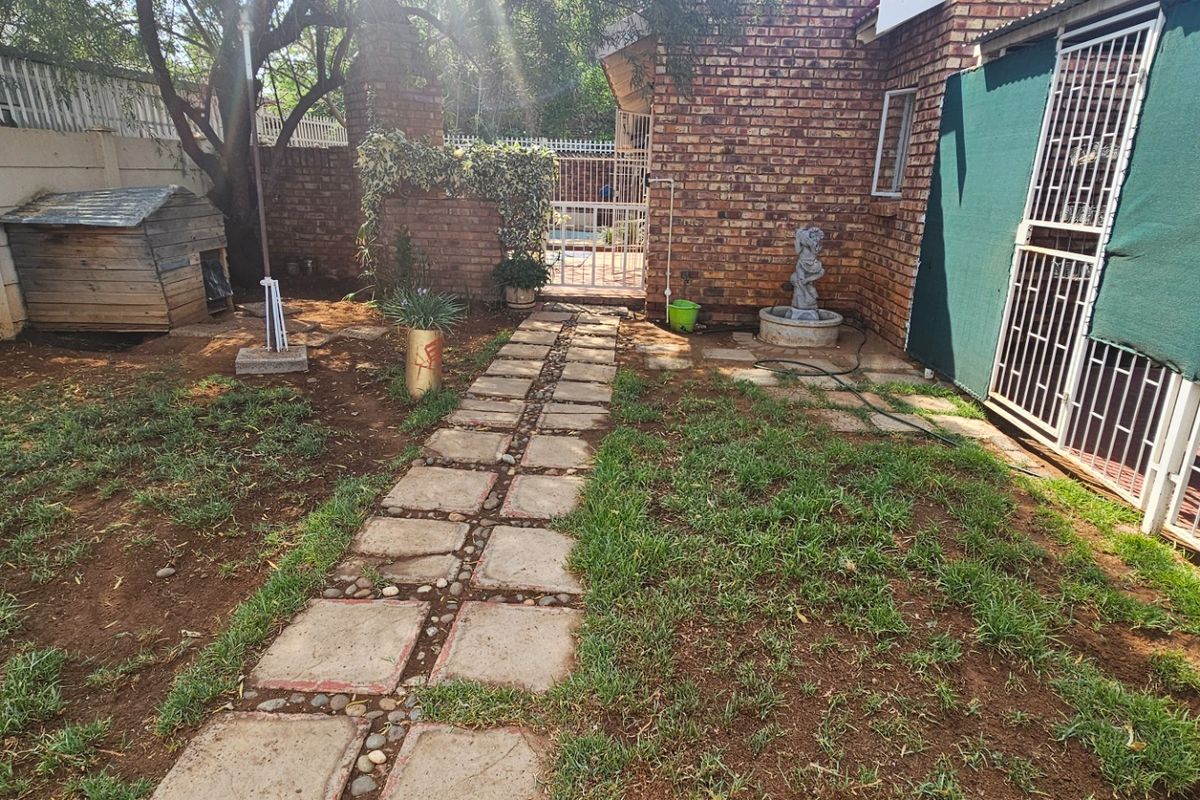 Townhouse For Sale in Diamant Park - Photo 3