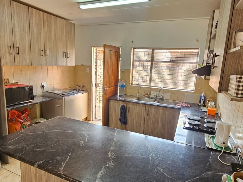 Townhouse For Sale in Diamant Park - Photo 8