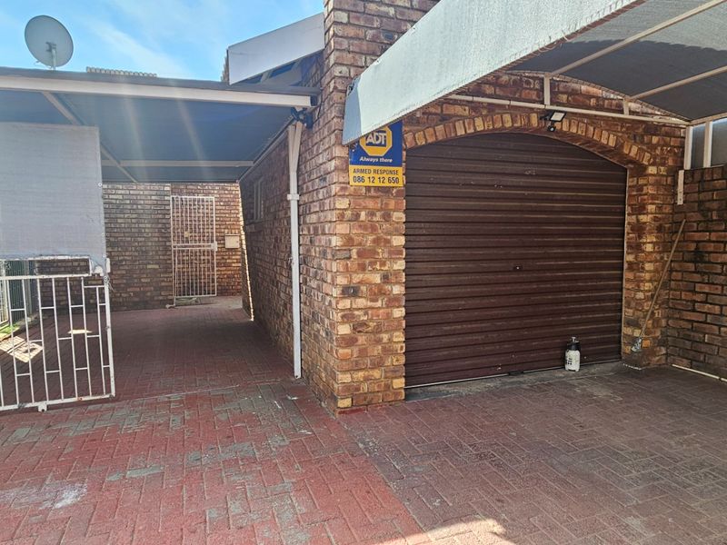 Townhouse For Sale in Diamant Park - Photo 2