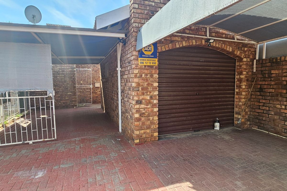 Townhouse For Sale in Diamant Park - Photo 2