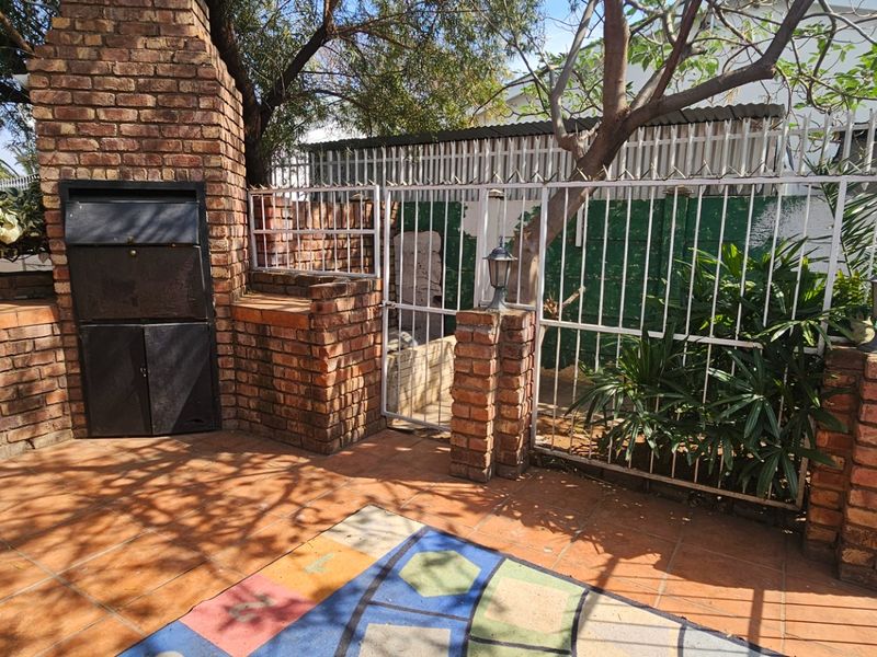 Townhouse For Sale in Diamant Park - Photo 6