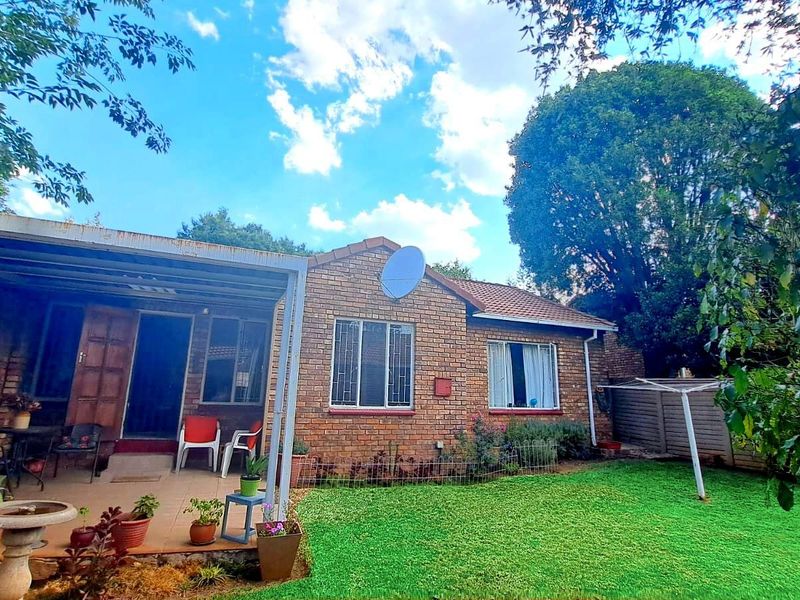 Townhouse For Sale in Rooihuiskraal - Photo 2