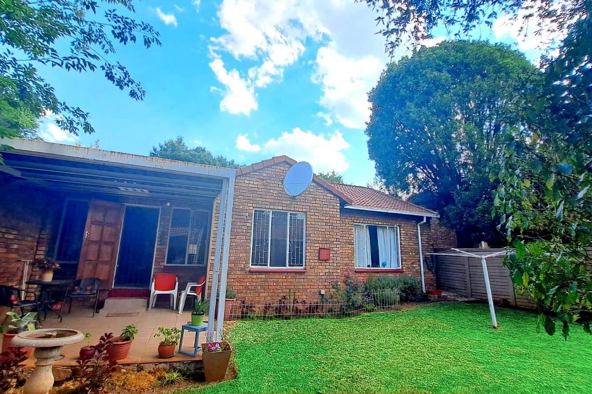 Townhouse For Sale in Rooihuiskraal - Photo 2