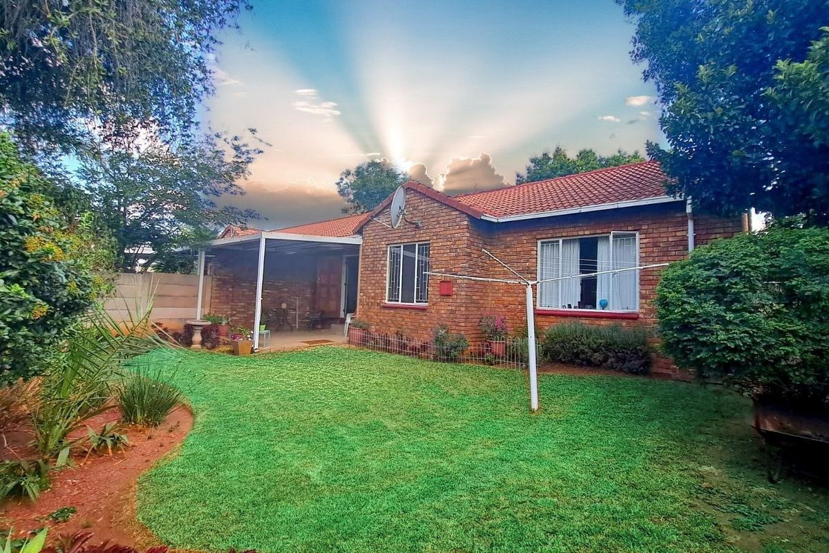 Townhouse For Sale in Rooihuiskraal - Photo 3