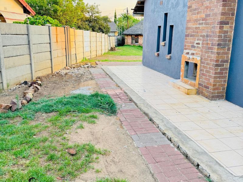 House For Sale in Witbank Ext 8 - Photo 2