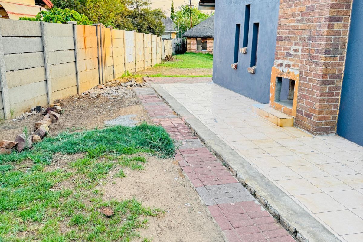 House For Sale in Witbank Ext 8 - Photo 2