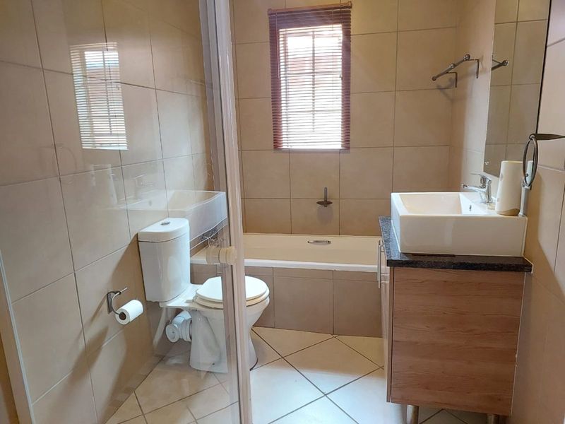 Townhouse To Rent in Monavoni - Photo 8